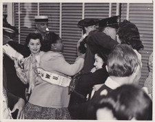 1941 Press Photo Women ILGWU Workers Fighting Non-Union Workers in Los Angeles picture