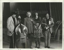 1977 Press Photo Television Special hosts, The Captain and Tennille greet guests picture