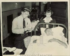 1949 Press Photo Officer questions William Butts, injured in an Ohio coal strike picture