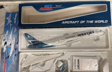 Daron SKYMARKS (SKR1002) WESTJET (CANADA) 787-9 1:200 SCALE MODEL. [RS:12] picture