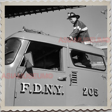 50s MANHATTAN NEW YORK CITY FIREMAN TRUCK FDNY AMERICA VINTAGE OLD US Photo 9059 picture