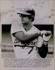 LG786 1974 Wire Photo STEVE YEAGER Los Angeles Dodges Baseball Batting Practice picture