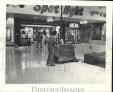 1972 Press Photo Custodian maintaining the cleanliness at Lakeside Shopping Mall picture