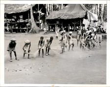 LG36 1944 Original Frank Prist Jr Photo CLEANING UP IN DUTCH NEW GUINEA VILLAGE picture