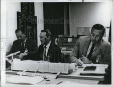 1965 Press Photo Pasadena Calif Checking progress of Nasa's Mariner Spacecraft picture