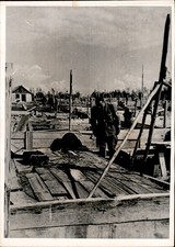 CGE60 1942 Orig Photo GERMAN SOLDIER FRONT-LINE WORKERS INSPECT RUSSIAN BUNKER picture