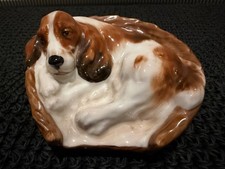 ROYAL DOULTON BROWN & WHITE SPANIEL IN ITS BED HN 2585 - CLEAN picture