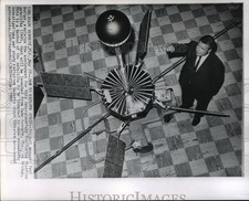 1965 Press Photo Paul Butler, Project Manager Explains Assignment for IMP picture