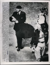 1952 Press Photo Umpire Boll McGowan, Browns manager Marty Marion vs Red Sox picture