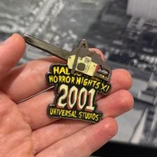 Universal Studios Halloween Horror Nights XI 2001 Chainsaw Collectible Pin HHN picture