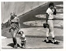 LD312 1971 Original Photo NY METS PITCHER JON MATLACK DAUGHTER SPRING TRAINING picture