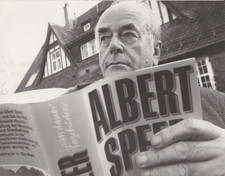 1977 Press Photo German WWII Minister Albert Speer reading his Book picture