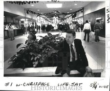1982 Press Photo Christmas Shopping-Karl Seyler takes a break in Lakeside Mall picture