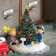 ❦ New DEPT56 PEANUTS VILLAGE Figurine LUCY SALLY Snoopy Woodstock Christmas Tree picture