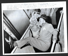 🎬HOLLYWOOD BOB HOPE + JAYNE MANSFIELD VINTAGE 1957 ORIGINAL PRESS PHOTO📸 picture