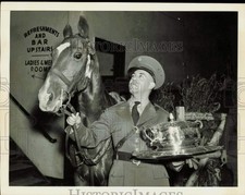 1939 Press Photo Humberto Mariles with Bowman Cup at National Horse Show, NY picture