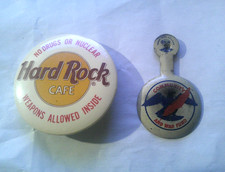 2Vintage COMMUNITY AND WAR FUND BUTTON US WWII Hard Rock Cafe picture