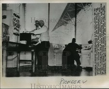 1960 Press Photo Professor ACB Lovell, JD Davies, Jodrell Bank Cheshire England picture