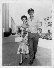 HOLLYWOOD ELIZABETH TAYLOR + WILDING BEHIND SCENES IN SET 1950s ORIG PHOTO MA80 picture