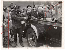 1932 Press Photo Franklin D. Roosevelt Shakes Coal Miners Hand West Virginia picture
