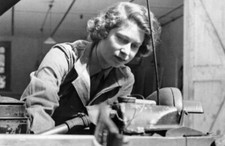 WW II Great Britain Photo ... Queen Elizabeth - Mechanic picture