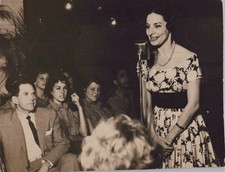 CUBAN PEOPLE HOMAGE LEAD BALLET DANCER ALICIA ALONSO CUBA 1960s VTG Photo Y 476 picture