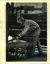 1990 Press Photo Holzer Sheetmetal Shop worker Bobby Dalferes loads cut metal picture