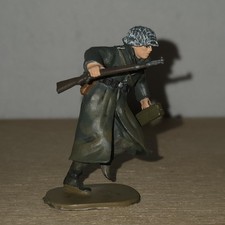 54mm WWII German Infantryman Running with Ammunition Box - Squadron/Rubin picture