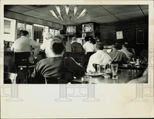 1963 Press Photo Crowd watching television in a restaurant - lra53774 picture
