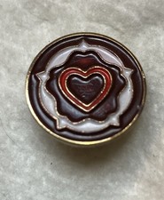 Tudor Rose With Heart Pin Badge (f) picture