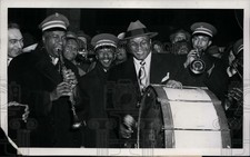 1948 Press Photo Boxer Jersey Joe Walcott beats drum during parade in Chicago picture