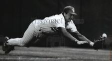 1993 Press Photo Matt Mieske, right fielder, tries to retrieve ball after hit picture