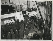 1934 Press Photo Soldiers Aboard Army Transport 