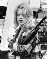 Goldie Hawn holding shotgun The Sugarland Express 8x10 inch photo picture