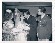 1943 Cleveland Indians Pitcher Bob Feller Kisses Bride Wedding Day Press Photo picture