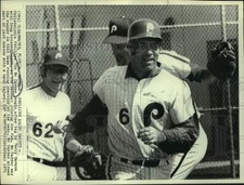 1971 Press Photo Philadelphia Phillies Tim McCarver laughs after tag by Harmon picture