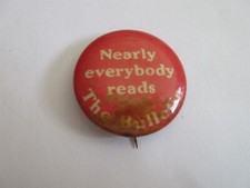 NEARLY EVERYBODY READS THE Philadelphia BULLETIN PINBACK BUTTON vintage 1.25
