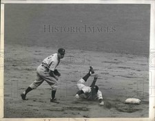 1943 Press Photo Tuck Stainback Out At 2nd On A Double Play at Yankee Stadium picture