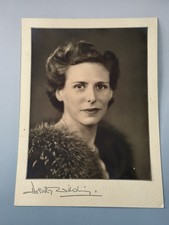Dorothy Wilding Signed Studio Portrait Photograph London 1940s Woman Fur picture