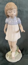 Lladro Porcelain GIRL WALKING w PINK FLOWER 5040 Beautiful Retired in 1981 picture