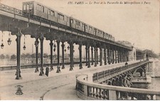 PARIS - Le Pont et la Passerelle du Métropolitain à Passy picture