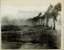 1935 Press Photo Yankee Hurricane's High Winds Sweep Water over Sea Wall, FL picture