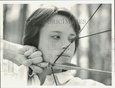 1986 Press Photo Archer Deborah Smith Takes Aim - lrb17678 picture