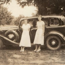 1933 Manchester, OH Serpent Mounds Snapshot Photo Women 1930s Coupe Car Vacation picture