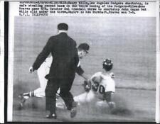 1960 Press Photo Dodgers' Maury Wills steals 2nd base vs Braves' John Logan picture