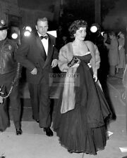 ELIZABETH TAYLOR AND RALPH KINER ATTEND 1949 MOVIE PREMIERE - 8X10 PHOTO (RT184) picture