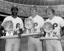 GARRY MADDOX, JIM KAAT & MIKE SCHMIDT w/ GOLD GLOVE AWARDS - 8X10 PHOTO (OP-313) picture