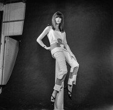 English television presenter Cathy McGowan in a pair of matching t- Old Photo 1 picture