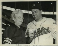 1958 Press Photo Philadelphia Athletics Lou Boudreau gives ball to Freda Victor picture
