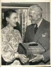 1946 Press Photo Actor Herbert Rawlinson and his daughter Sally in Hollywood picture